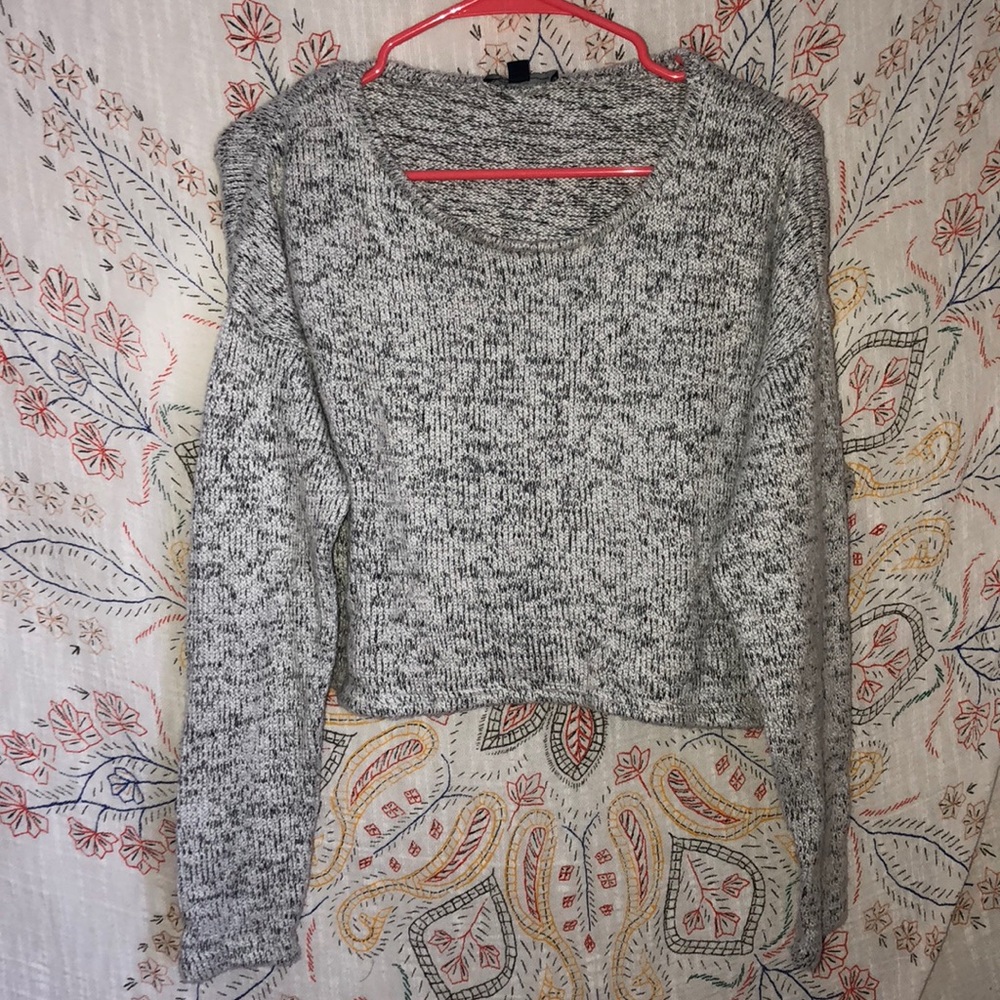Greyish sweater (crop top)